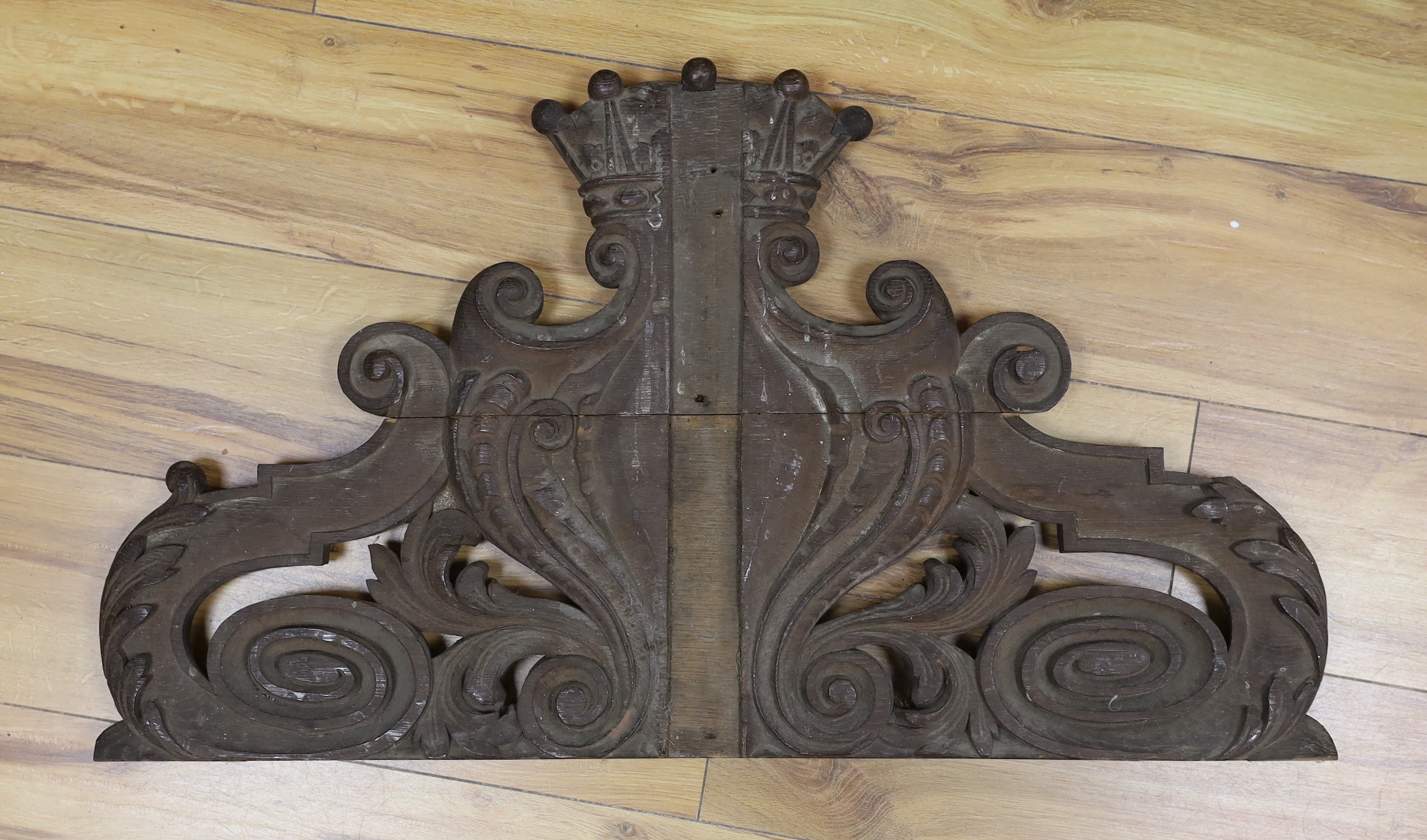 A carved oak coronet pediment / surmount, 77cm wide, 44cm high